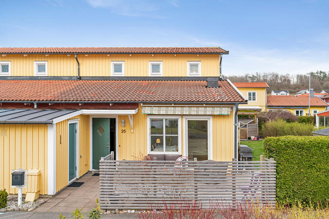 Uteplats på framsidan med kvällssol