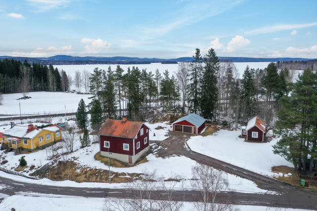 Tabbersbergsvägen 8- beläget på en kulle med utsikt mot Bergviken mellan träden.