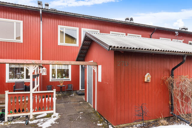 Entré i norr. Med intilliggande förråd.