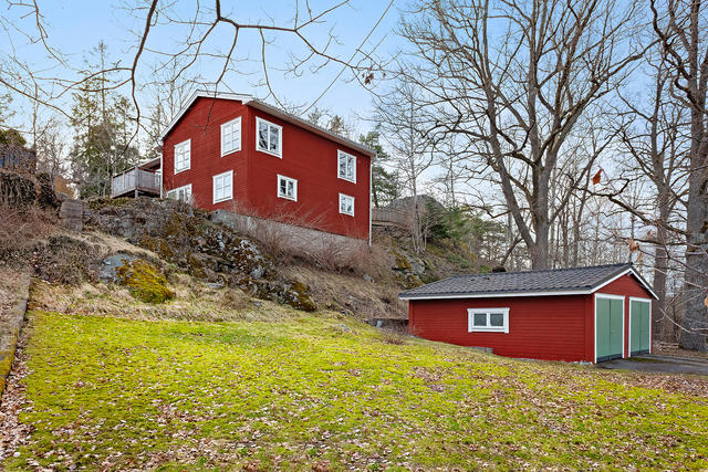 Plan yta med dubbelgarage