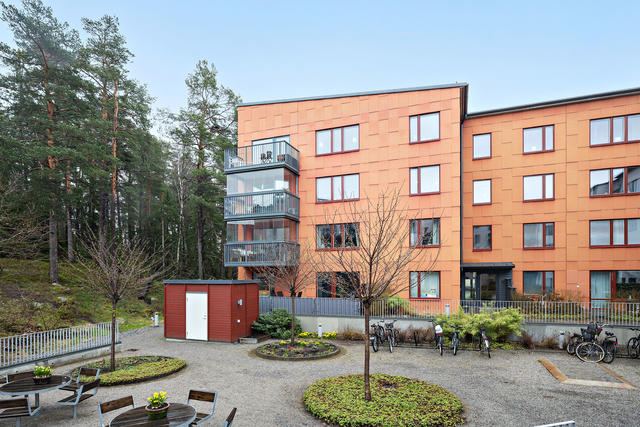 Lugn och trevlig innergård alldeles intill ett lite skogsparti