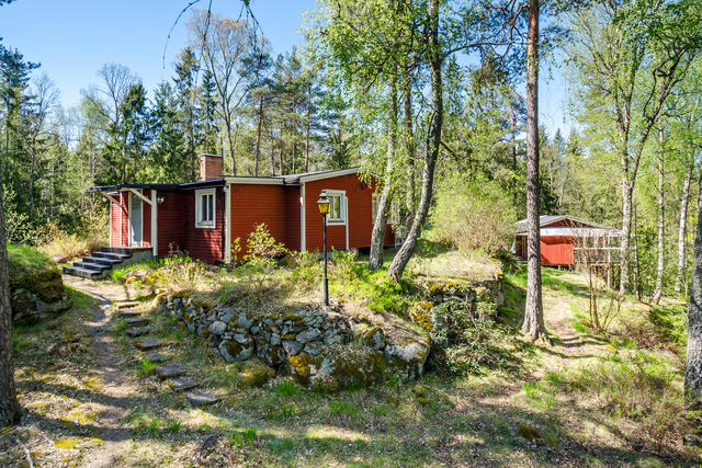 Mysig miljö intill Paradisets naturreservat, två hus finns på fastigheten