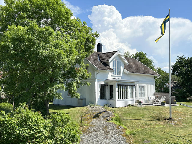 Välkommen till detta vackra hus på Källdalsvägen 18!