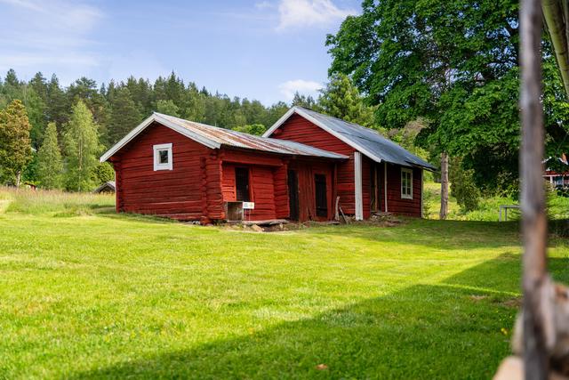 Klassiskt faluröd stuga med vita knutar