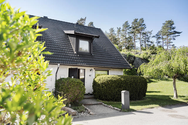 Välkomna till detta trivsamma gavelradhus på Uppegårdsvägen 41.
