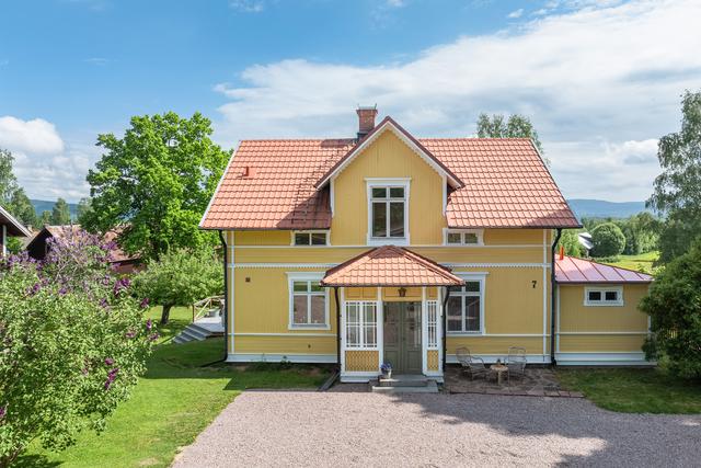 Välkommen till ett helt fantastiskt väl bevarat och varsamt renoverat sekelskifteshus med en snickarglädje utöver det vanliga.
