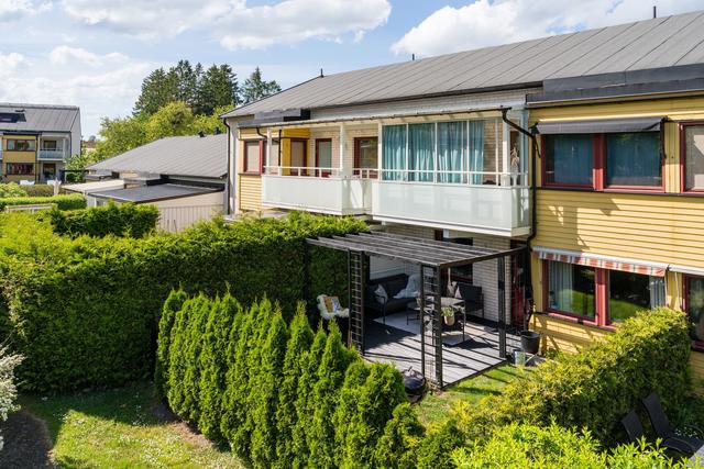 Uteplats med egen trädgårdstäppa