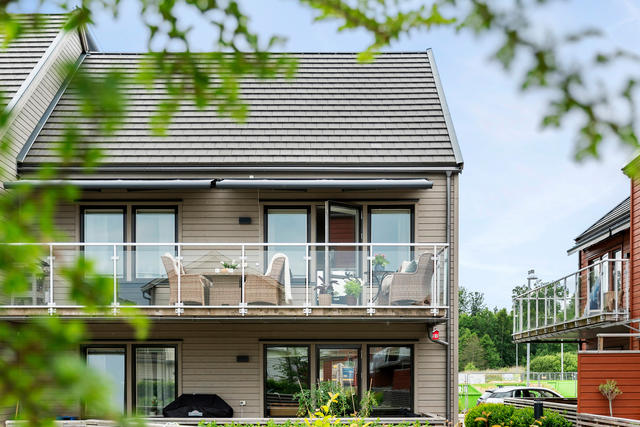 Bostadens stora balkong på 18 kvm med två markiser