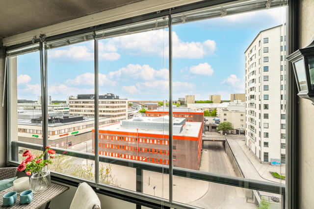 Inglasad balkong med utsikt över Vällingby Centrum