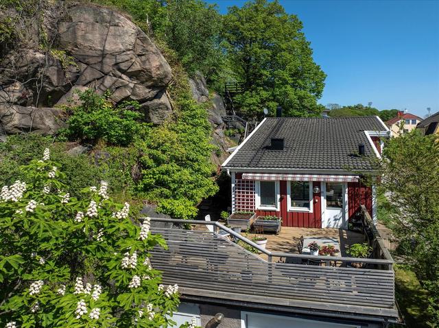 Fint läge med berget bakom