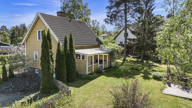 Trivsam baksida intill naturen