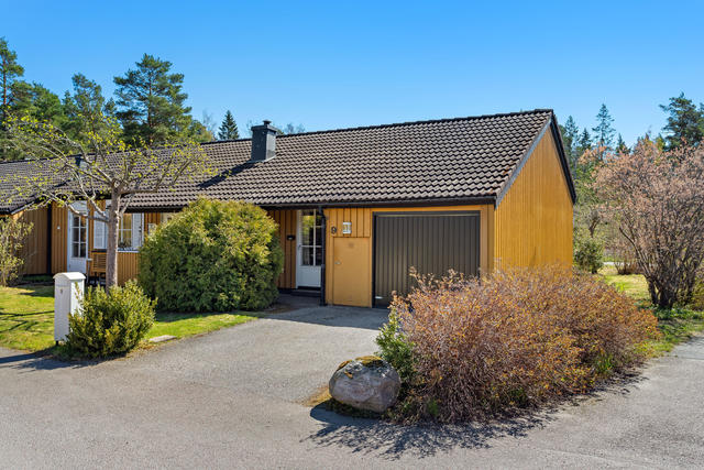 Varmt välkommen till Entunet 9 i Lidingö. Hemtrevligt kedjehus i ett plan belägen på plan, välvårdad gaveltomt.