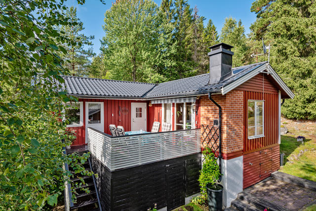Huvudbyggnaden med mysig uteplats.