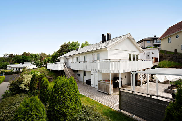Välkomna till havsnära Landbovägen!
Ett rymligt hus, sina kvadratmeter till trots.