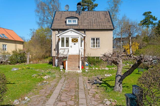 Varmt välkommen till charmiga Orionstigen 3 i Lidingö