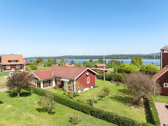 I omtyckta Västanvik finner ni nu ett fantastiskt boende i idyllisk miljö och med underbar utsikt över sjön Siljan.
