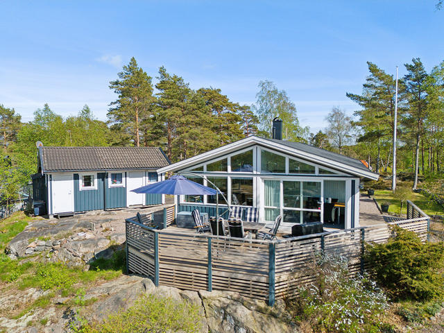 Baksidan huset i sydvästläge med sol under dagen och kvällen.