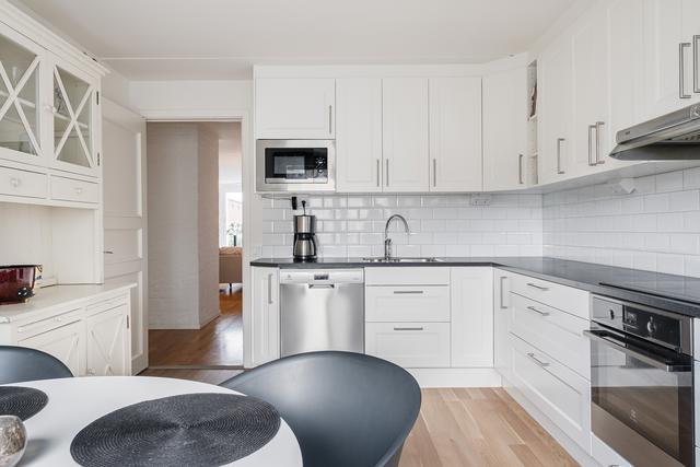 Trevligt Kolmårdskök med plats för matgrupp