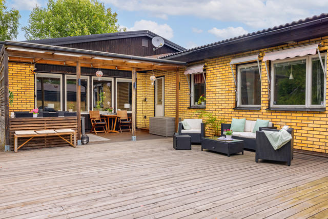 Terrass däck, delvis under tak
