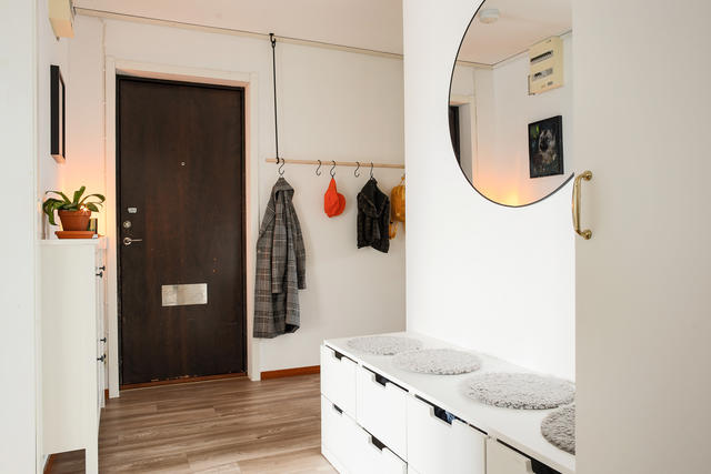 Praktiskt sittbänk ingår om önskas och städskåp nås här