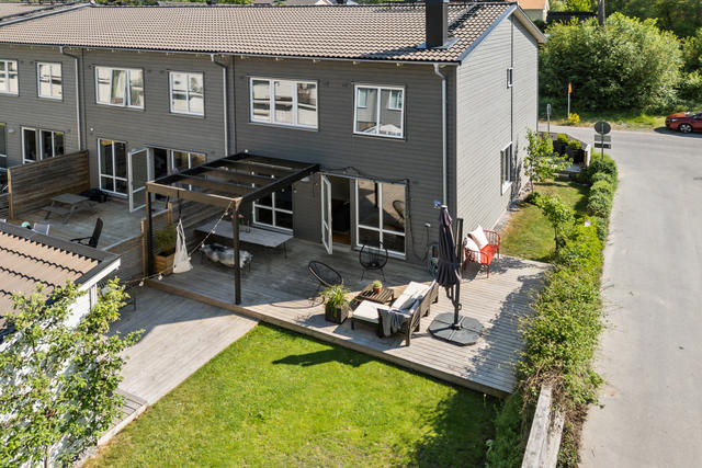 Trevligt hörnläge med stora terrasser