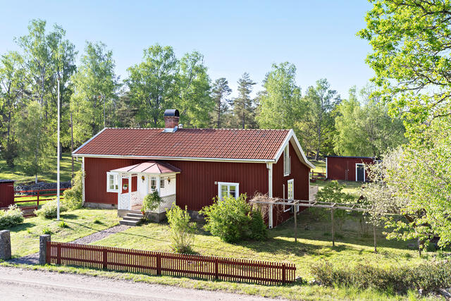 Idyllisk villa med 8-9 sovplatser, ekonomibyggnader och 7 HA mark