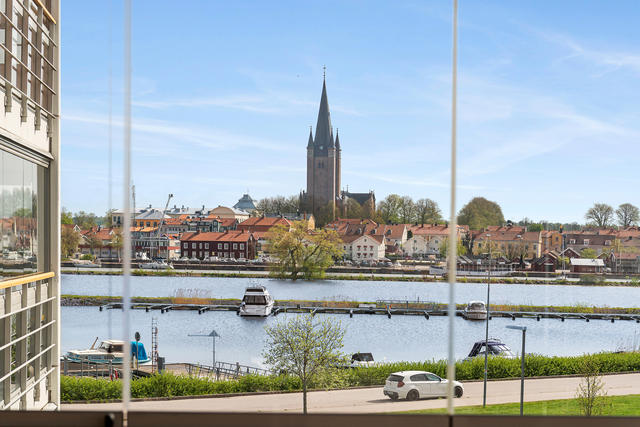 Vacker utsikt mot hamnen & kyrkan