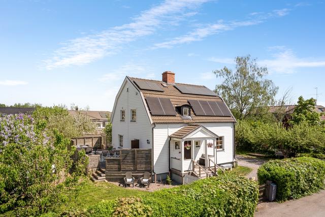 Fint renoverad 20-tals villa om 177 kvm med plan och härlig trädgårdstomt.