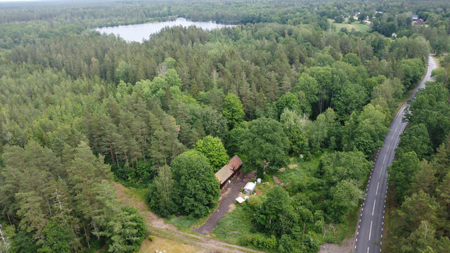 Stor tomt nära badsjö