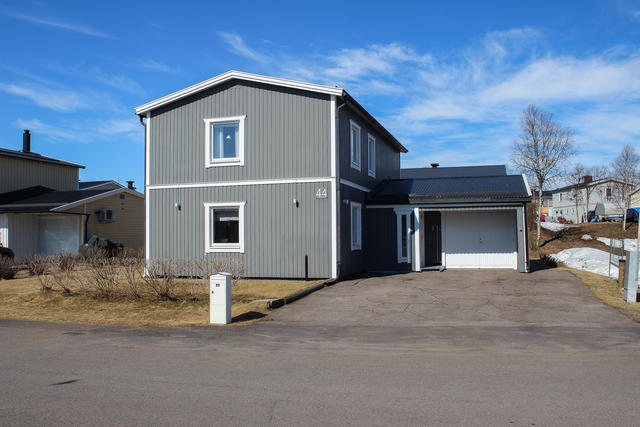Framsida/garageinfart