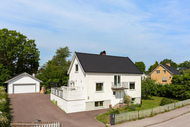 Rejäl uppfart och garage