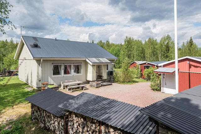 Välkommen till Lövberga 345. Här finns bostadshus, gästrum, verkstad, förråd, matkällare.