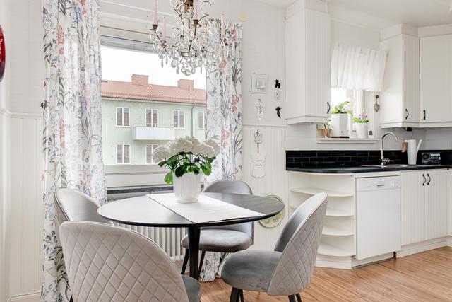 Stilrent kök med matplats intill