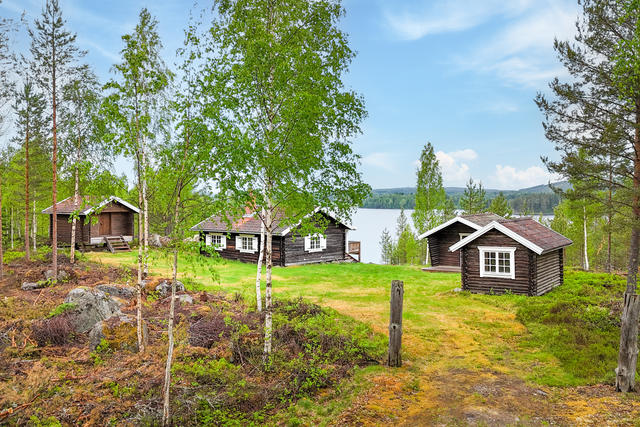 Välkommen till Östanå 345- fritidshus-fastighet med 4 st timrade stugor.