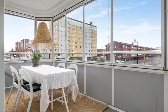 Den inglasade balkongen har du liv och rörelse utanför längs Hagavägen.