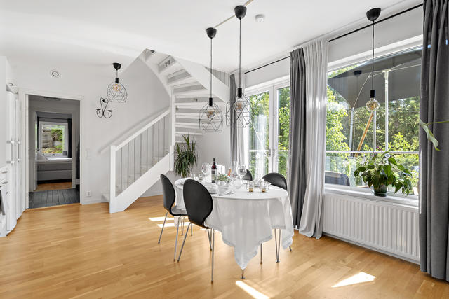 Så härlig känsla , kök med rymlig  matplats och en av de två balkongerna