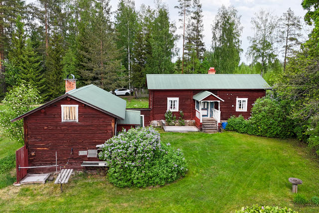 Välkommen till Murstorp! Trevligt gårdstun som ger härlig sol under sommardagarna. 
