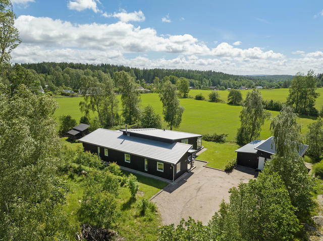 Buslätt Lyckhem 513 - en arkitektritad enplansvilla i lugnt och rogivande läge!