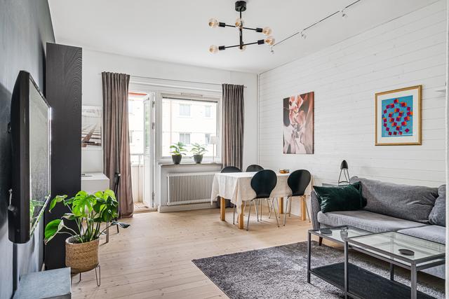 Vardagsrum med utgång till balkong