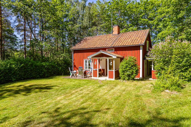 Rött torp med vita knutar