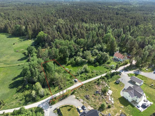Observera att den uppritade tomten endast är en uppskattning utifrån fastighetskartan