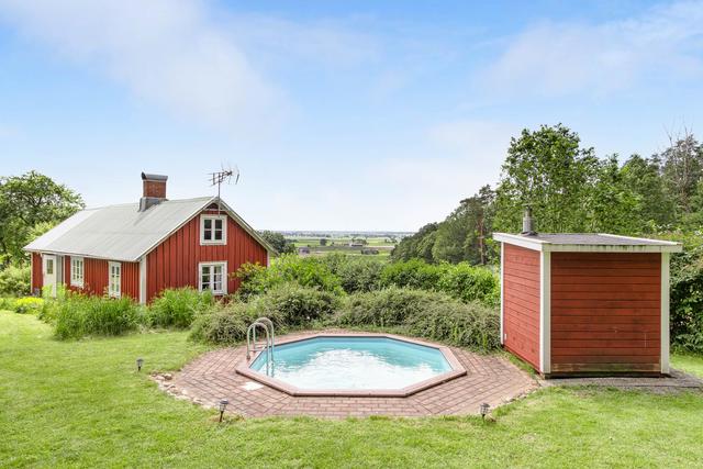 Tänk er en solig dag med bad i poolen och denna fantastiska utsikt!