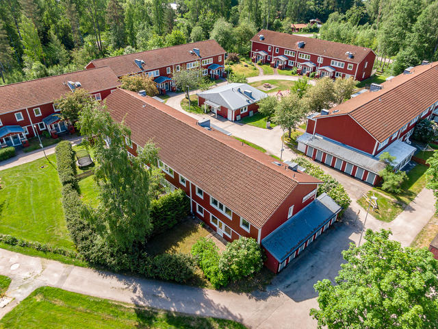 Fyra i markplan med insynsskyddad trädgård!