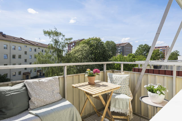 Bostadens härliga balkong bjuder på sol hela dagen!