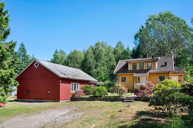 Välkommen till Burhultsvägen 43 med sitt privata läge mitt bland naturen!