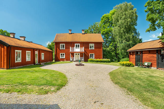 Varmt välkomna till denna kringbyggda gård med ett imponerande boningshus och flygelbyggnader, en enorm tomt och ett smakfullt poolområde!