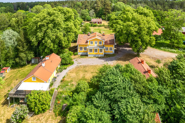 Mangårdsbyggnad med två flyglar, stall och extra boningshus