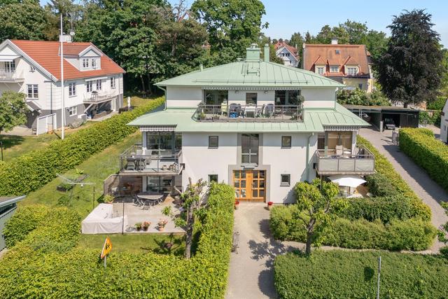 Belägen i lugna Hersby villastad med Stockholms city runt hörnet
