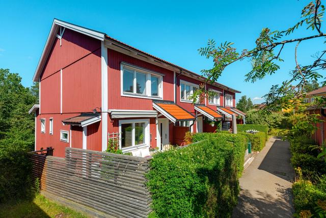 Varmt välkommen till Törners Väg 68, gavelradhus i Lidingö