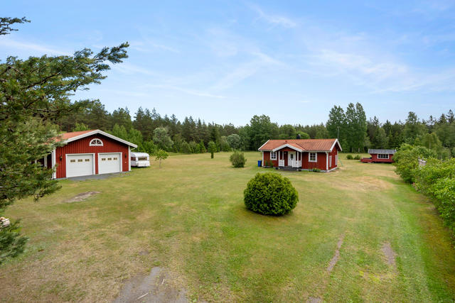 Nyare hus och stort garage finns till vänster på tomten 
